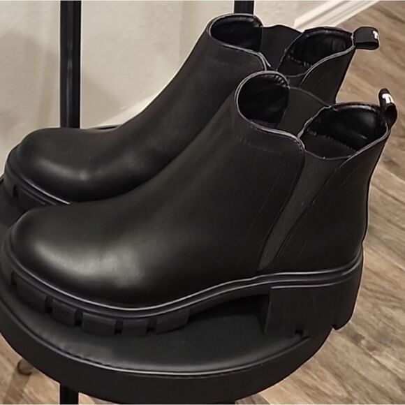 True Religion Slip-On Logo Ankle Lug Boots - Picture 4 of 6